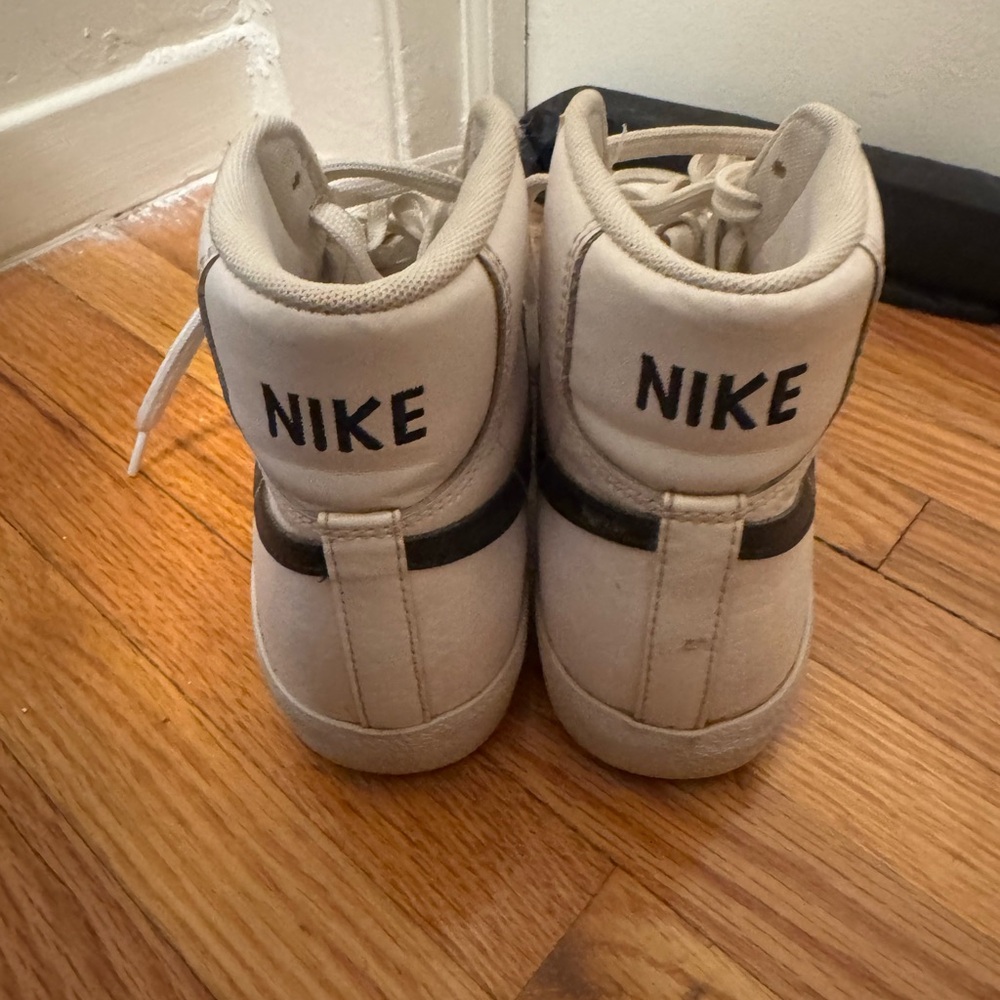 Nike Blazer Mids - image 3